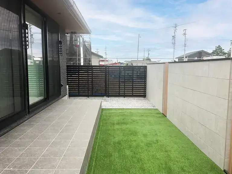 タイルデッキ&人工芝&目隠しフェンス施工例