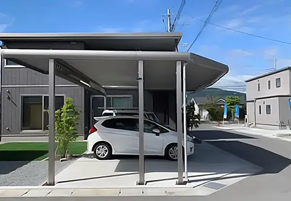 道路に合わせて屋根カット