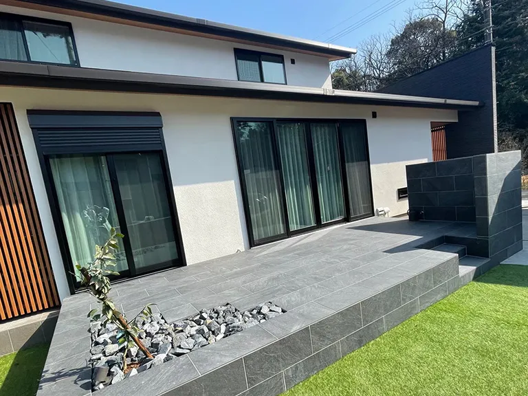 新築外構施工事例タイルデッキ