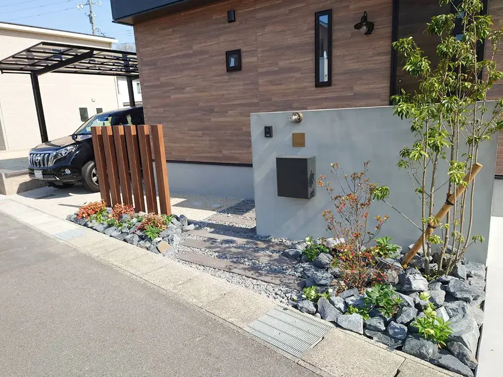 玄関アプローチの植栽例