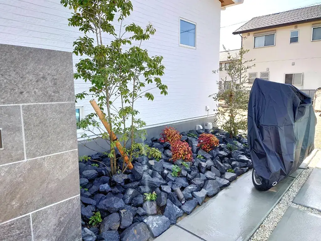 玄関アプローチの植栽例