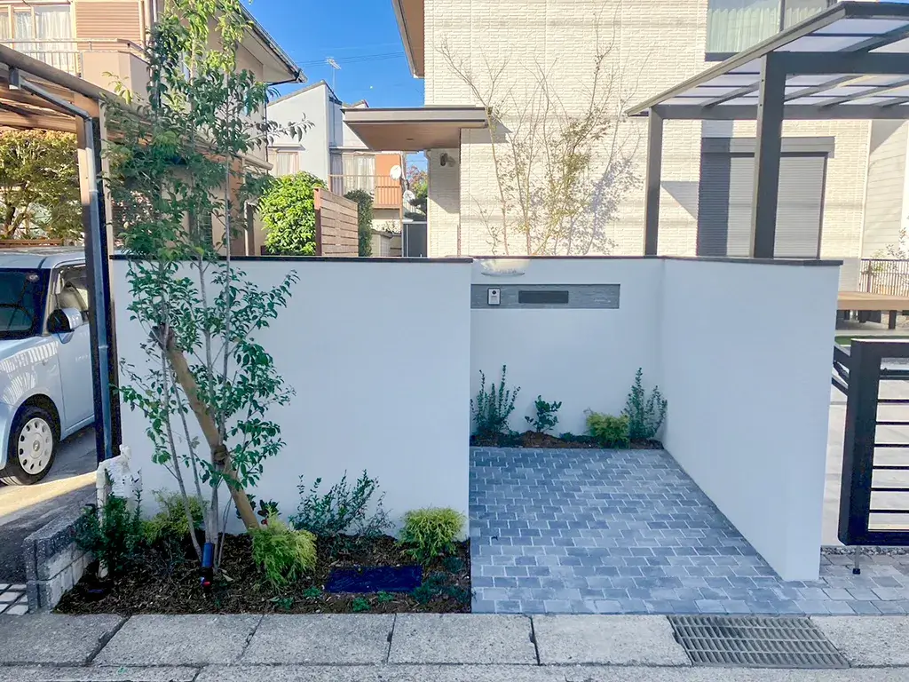 玄関アプローチの庭木