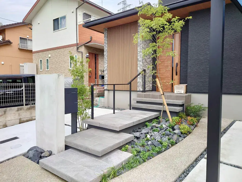 玄関アプローチの庭木