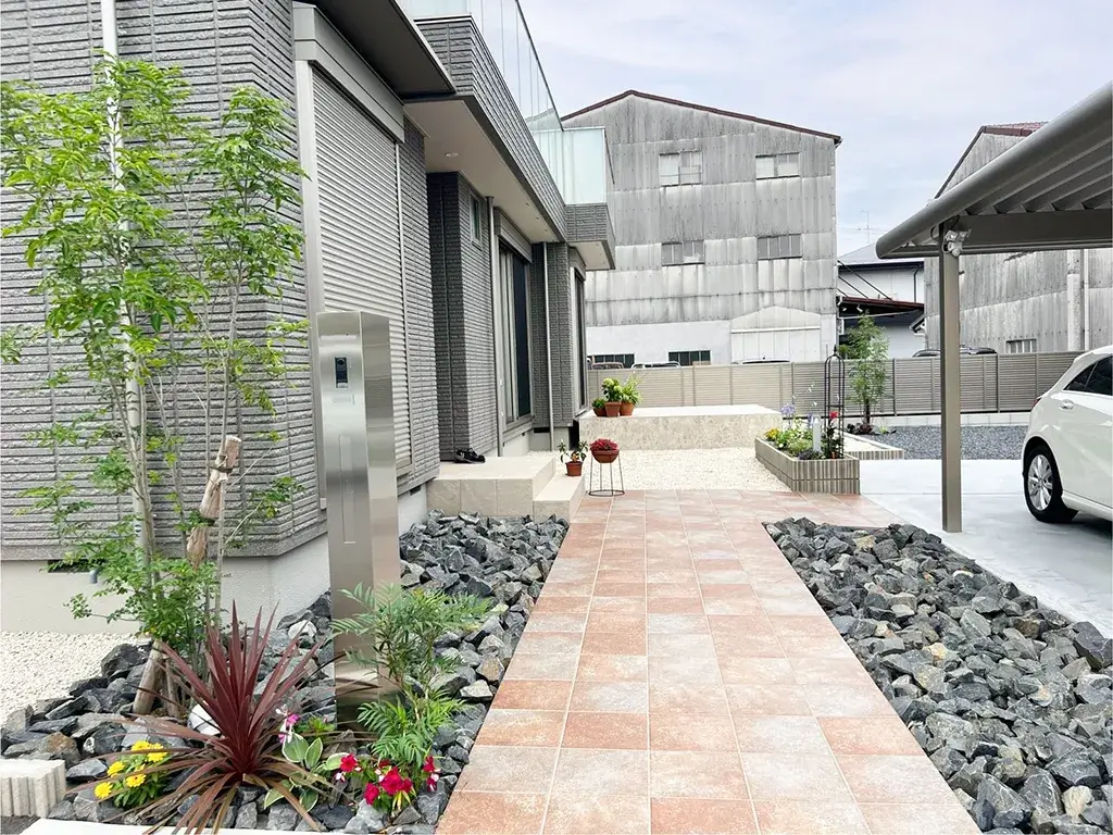 玄関アプローチタイル施工例