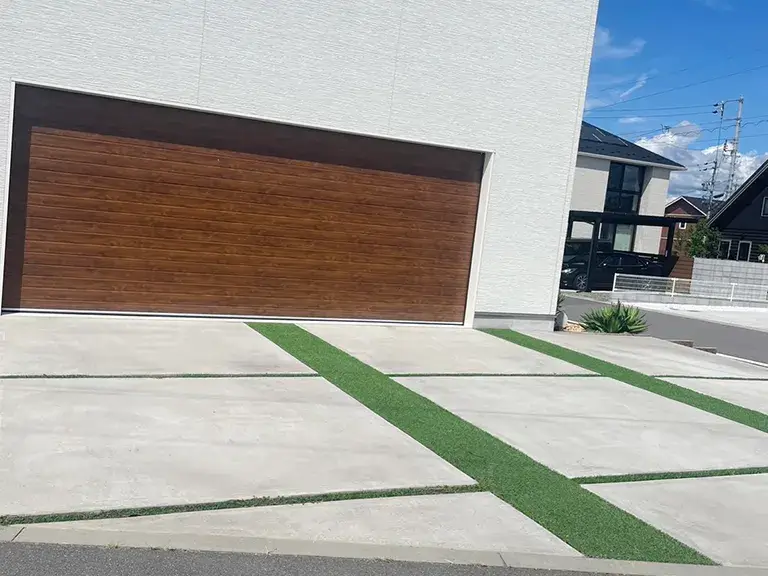 外構駐車場工事コンクリート&人工芝施工例