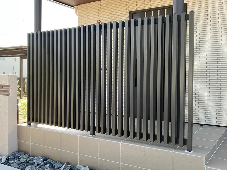玄関前目隠しフェンス施工例