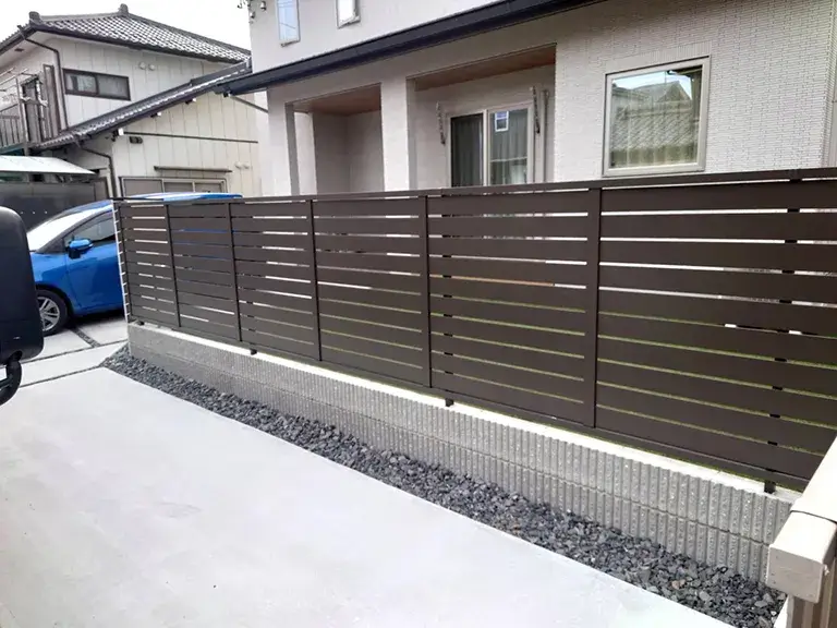 駐車場目隠しフェンス施工例
