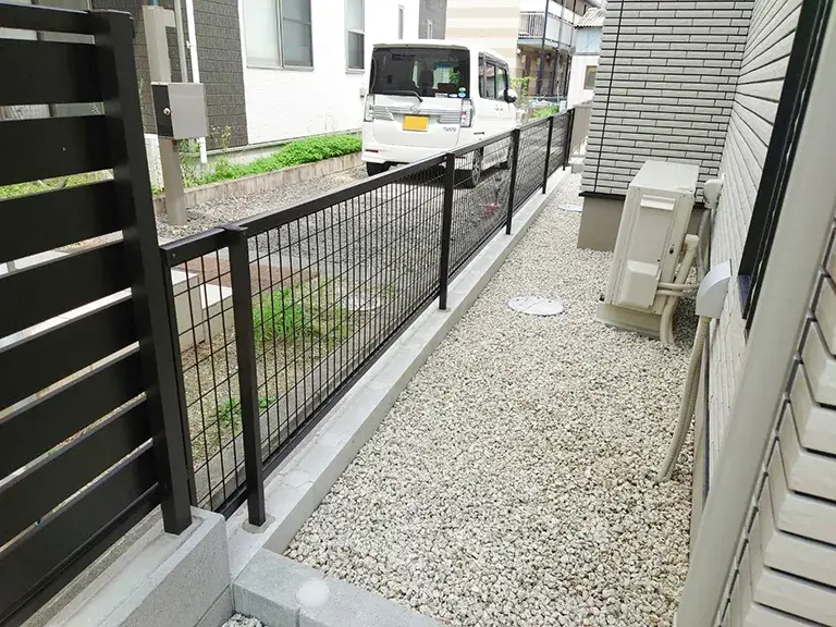 犬走境界フェンス施工例