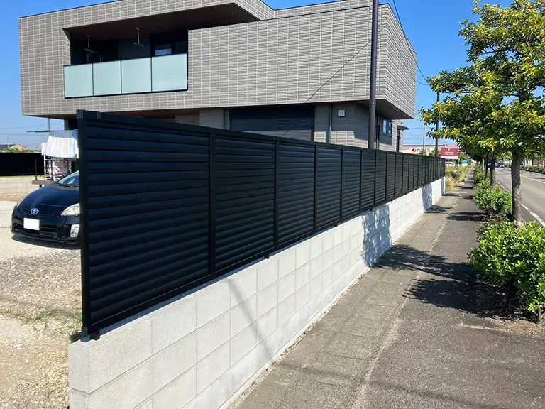 道路沿い目隠しフェンス施工例