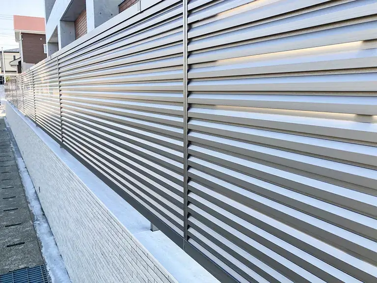 道路沿い目隠しフェンス
