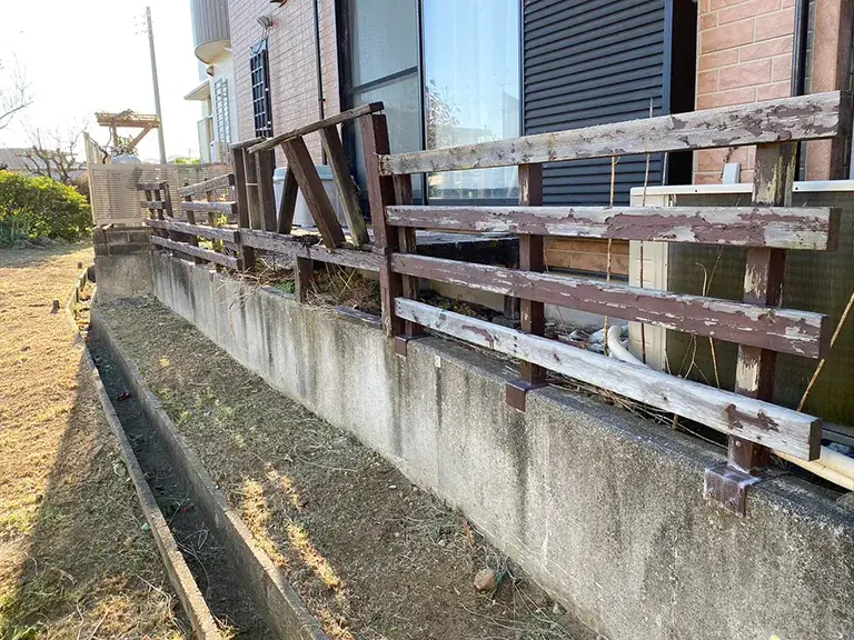 劣化して破損した目隠しフェンス