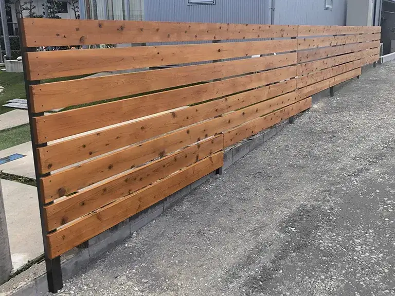 天然木目隠しフェンス施工例