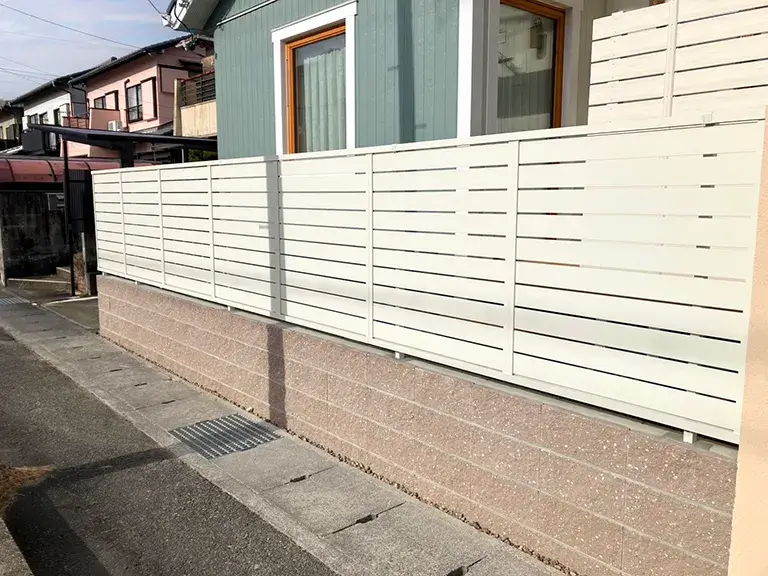 道路沿い目隠しフェンス例