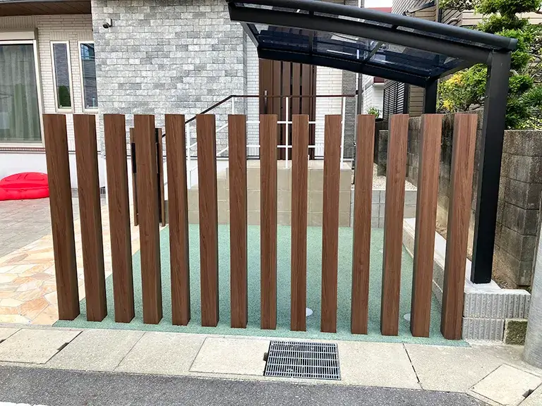 玄関前目隠しフェンス例