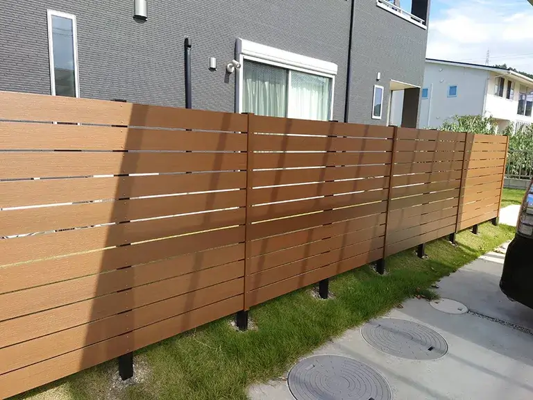 リビング前目隠しフェンス例