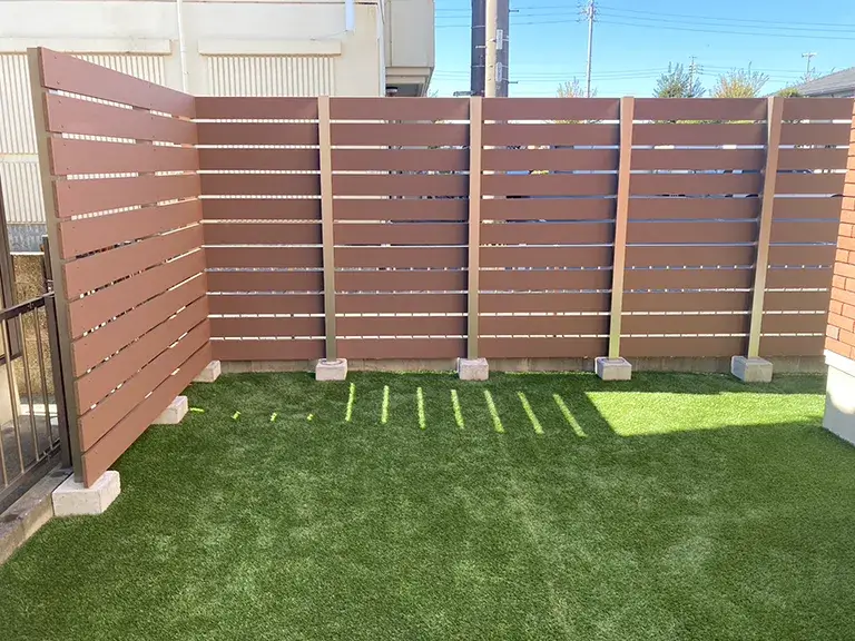 独立基礎目隠しフェンス施工例