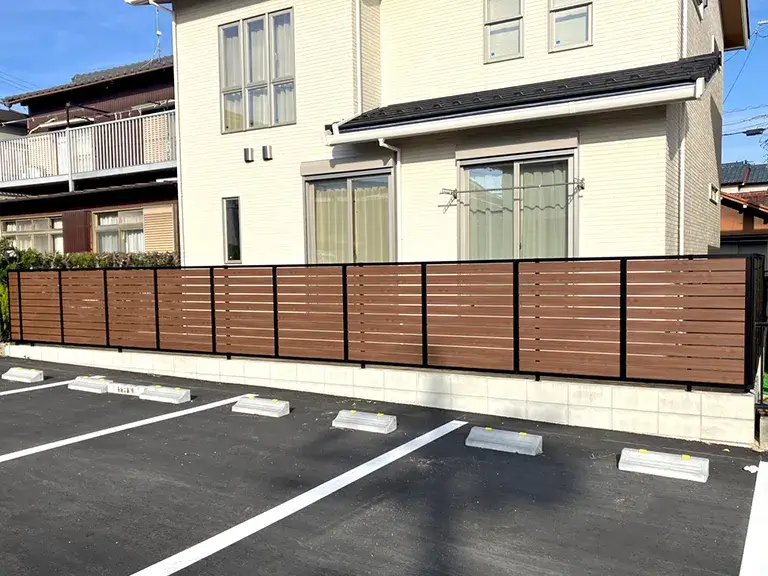 駐車場前目隠しフェンス施工例