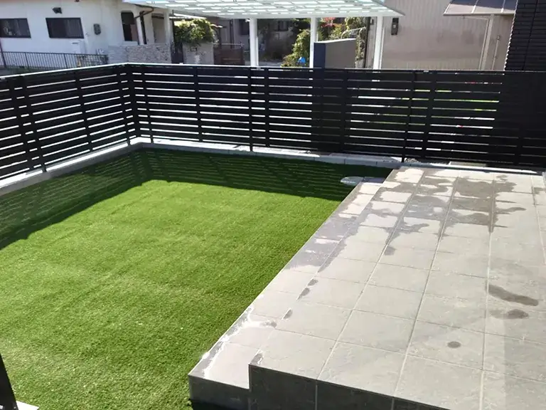 人工芝&タイルデッキ施工例
