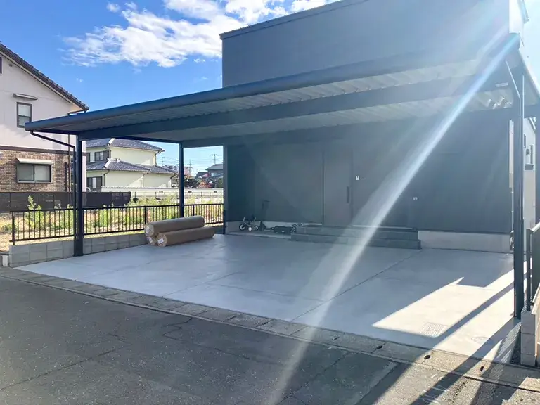 玄関前折板カーポート施工例