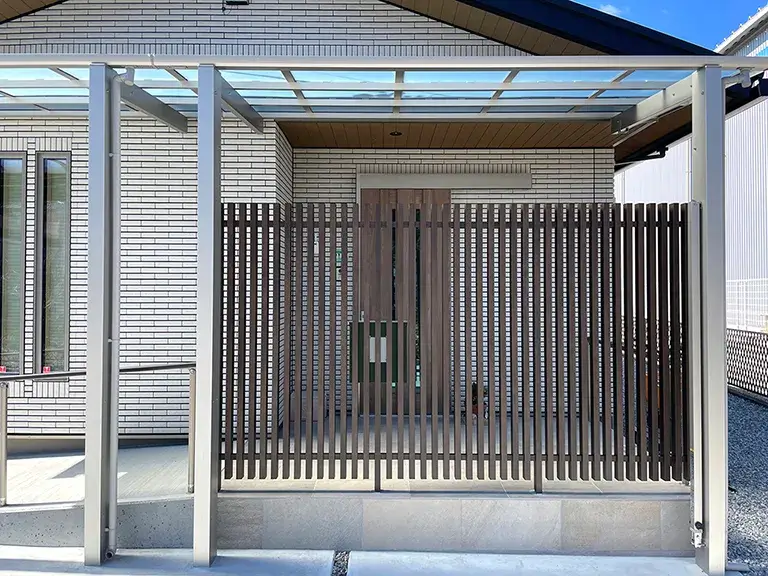 玄関前目隠しフェンス施工例