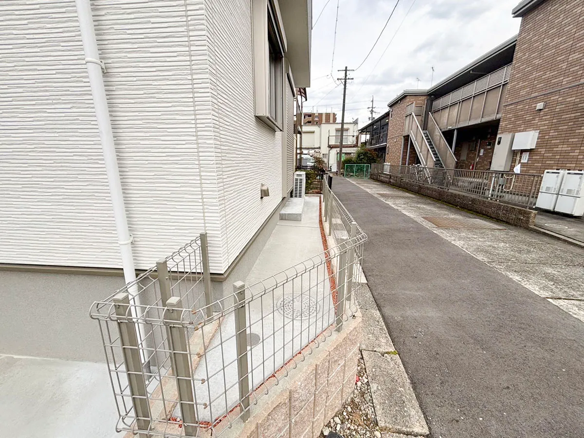 ガーテリア犬走り雑草対策工事施工例