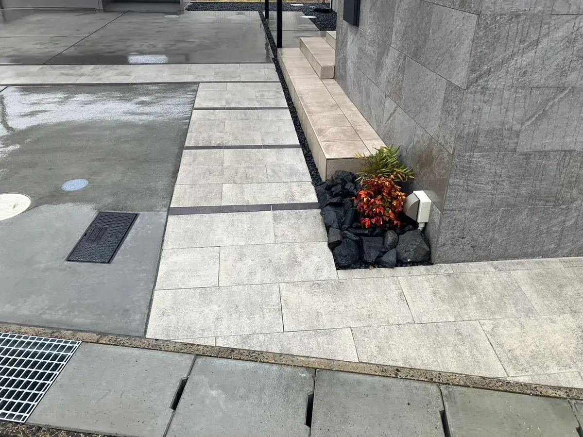 新築外構工事玄関アプローチタイル施工例