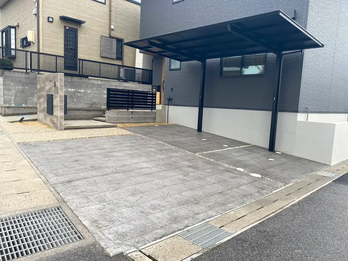 新築外構工事スタンプコンクリート駐車場施工例