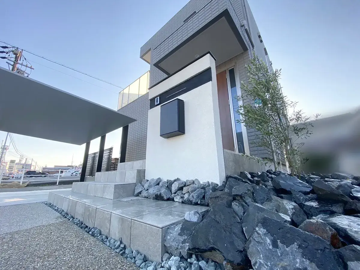 新築外構造作門柱＆植栽施工例