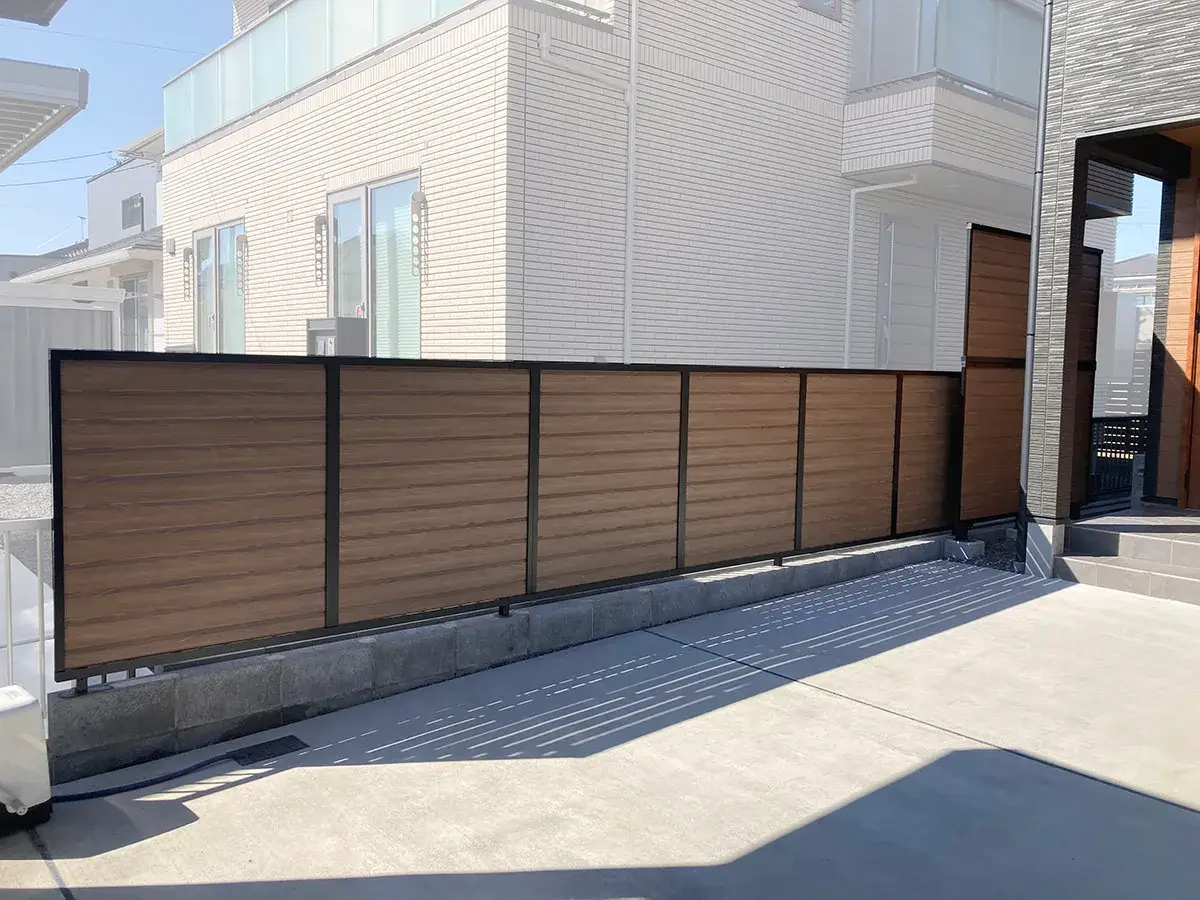新築外構隣地境界フェンス施工例
