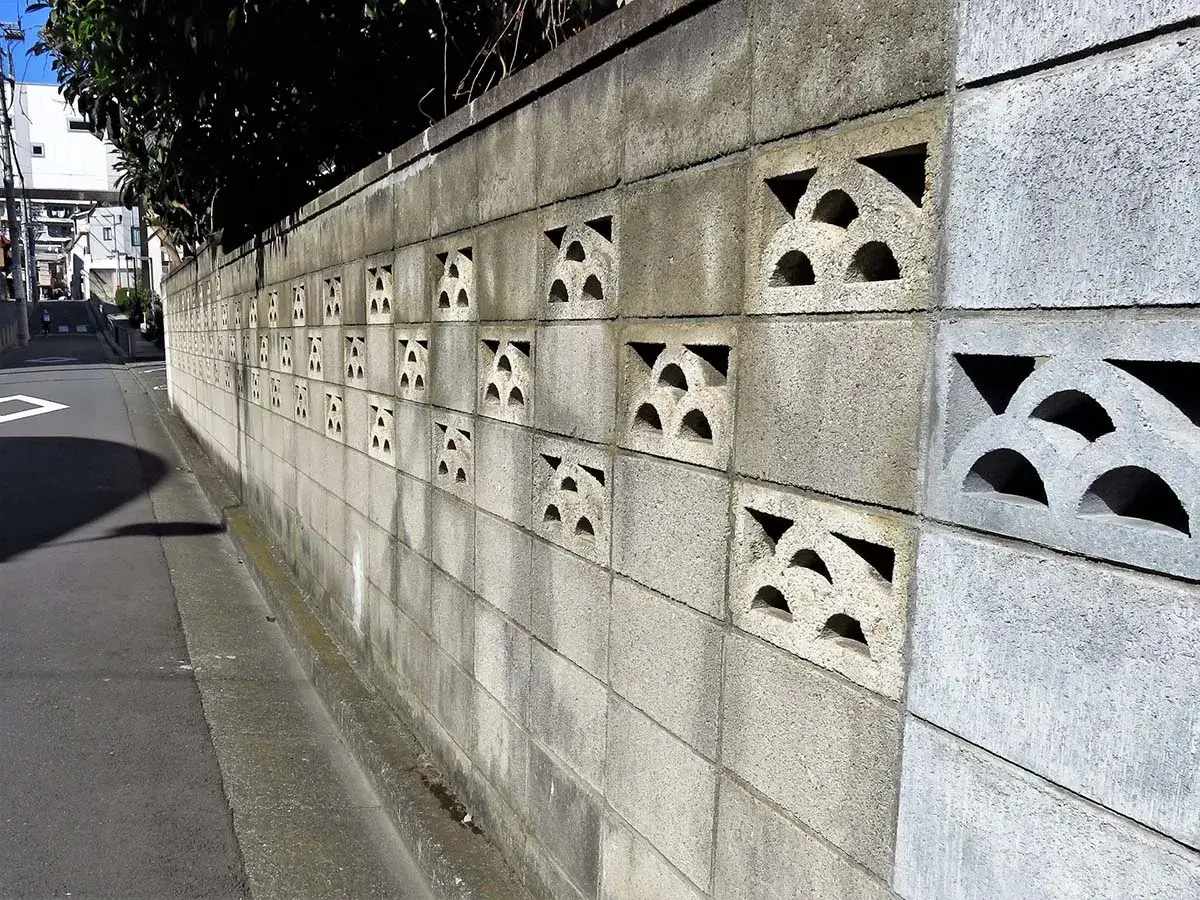 高さのある危険なブロック塀