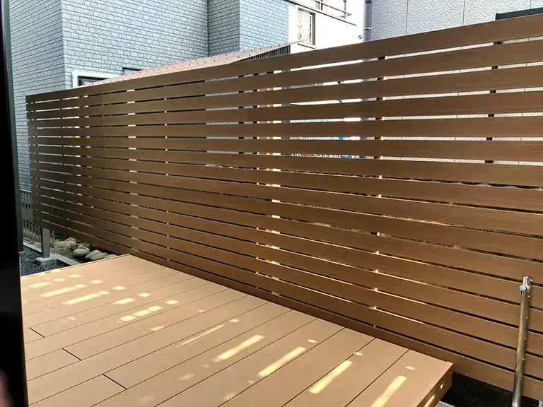 ガーテリアウッドデッキ前目隠しフェンス施工例