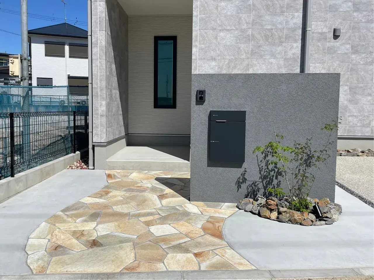 ガーテリア新築外構玄関アプローチ施工例