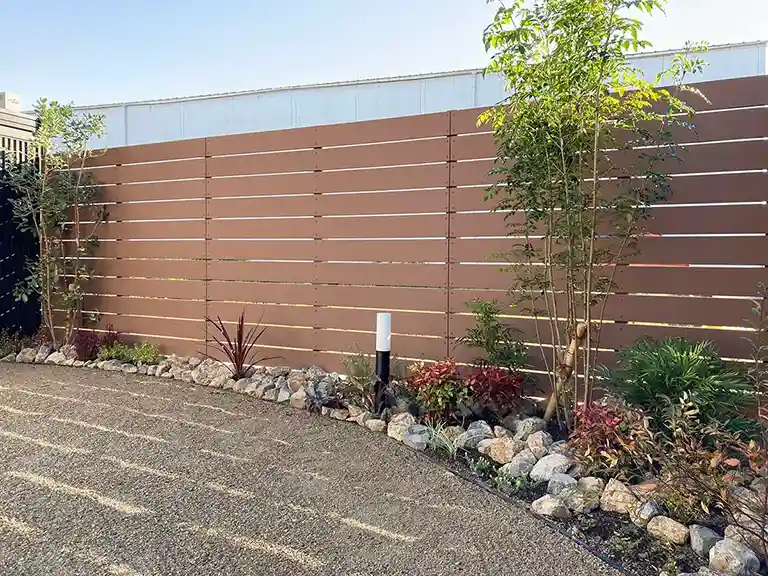 ガーテリア外構目隠しフェンス＆植栽施工例