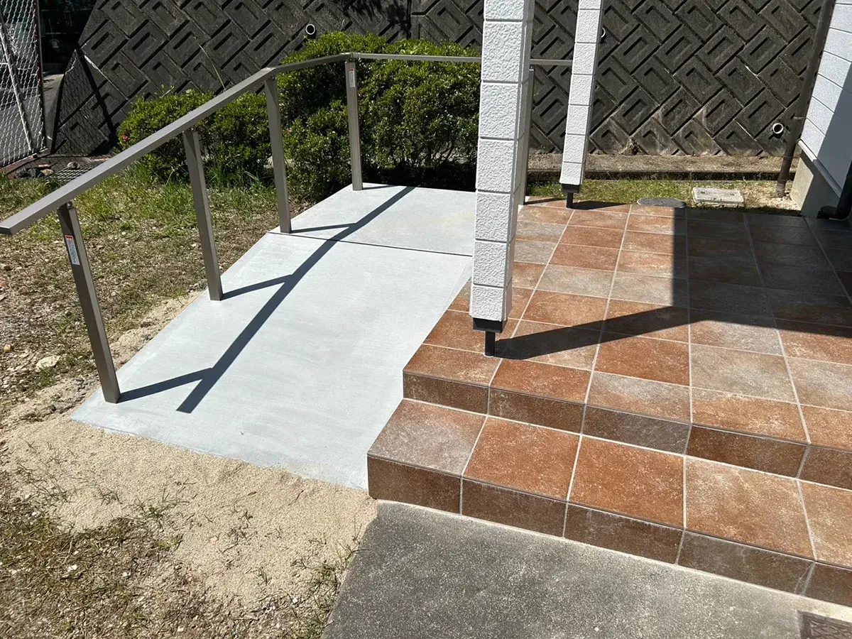 玄関前スロープ新設工事施工例