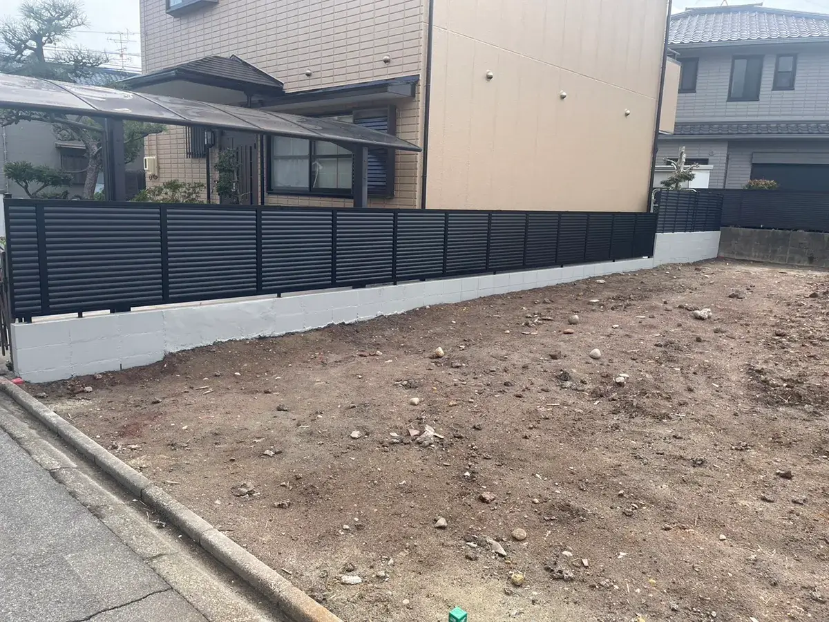 倒壊の危険性が低いアルミフェンス設置例