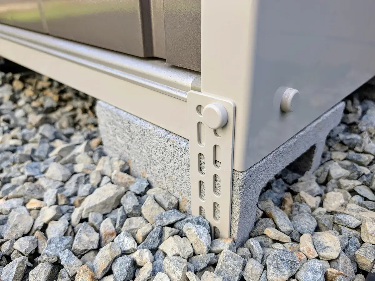 アンカープレートを設置した物置設置例