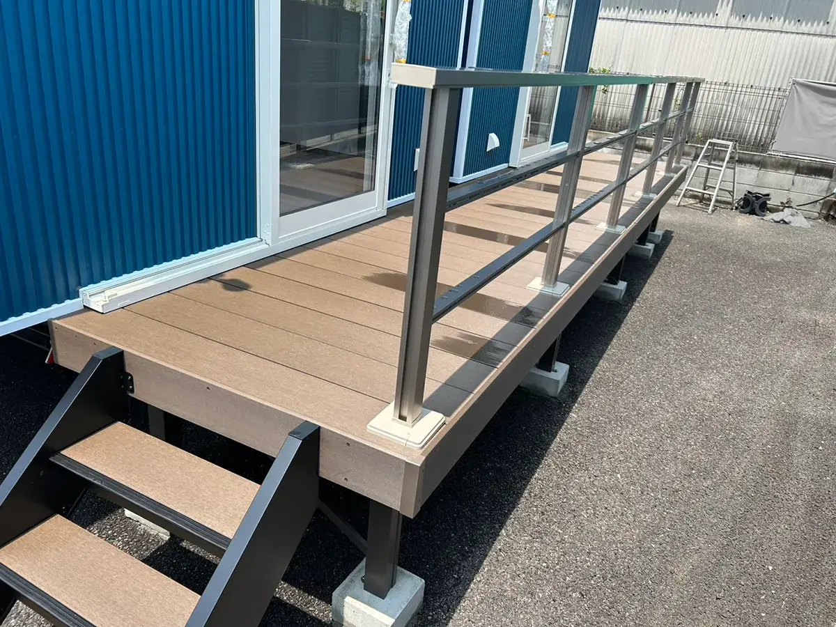 コンテナハウスウッドデッキ工事施工例