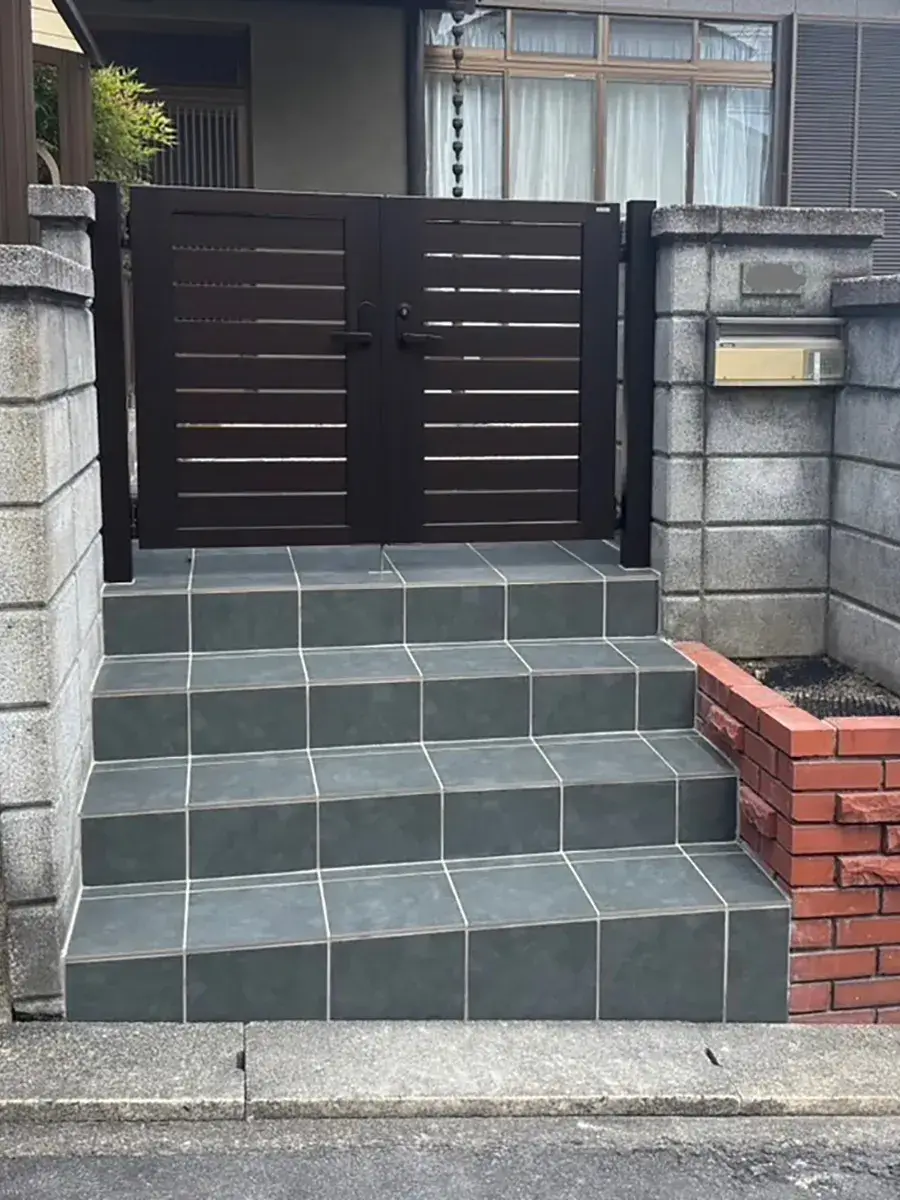 ガーテリア玄関アプローチ＆門扉外構リフォーム工事施工例
