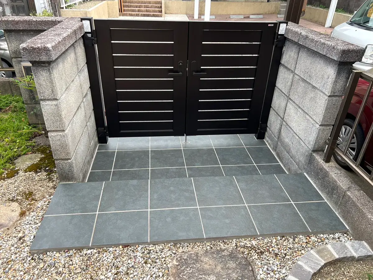 玄関アプローチタイル張替リフォーム工事施工例