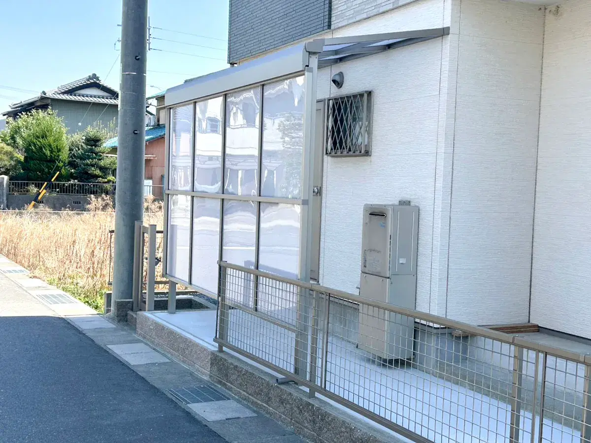 犬走り部分へのテラス屋根施工例