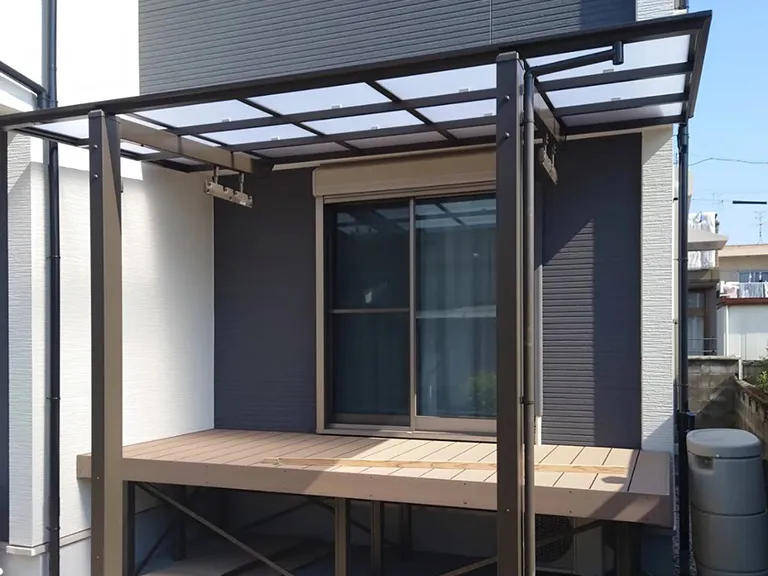 ウッドデッキ部分へのテラス屋根施工例