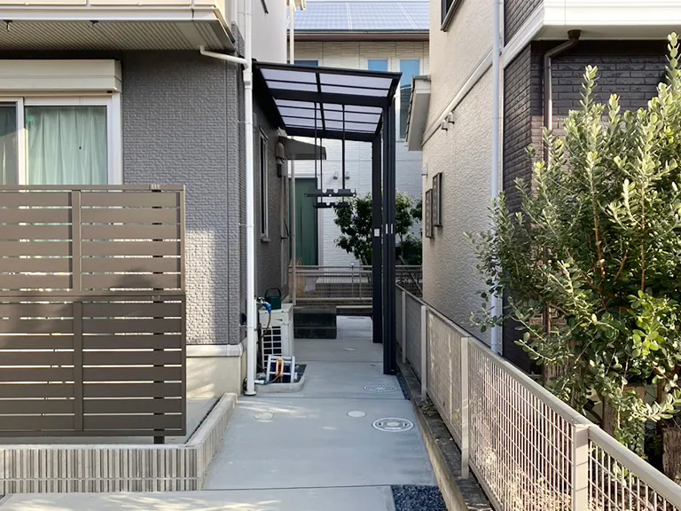 勝手口へのテラス屋根施工例