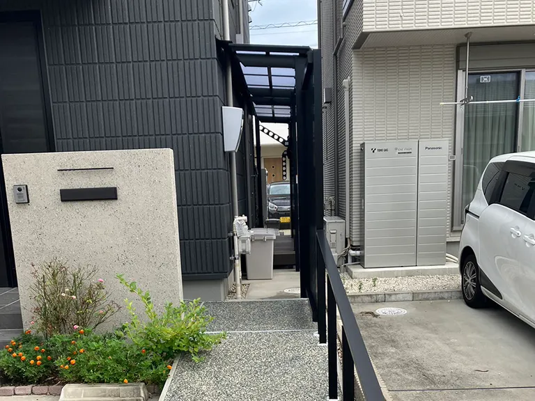 ガーテリア犬走りに設置したストックヤードテラス屋根施工例