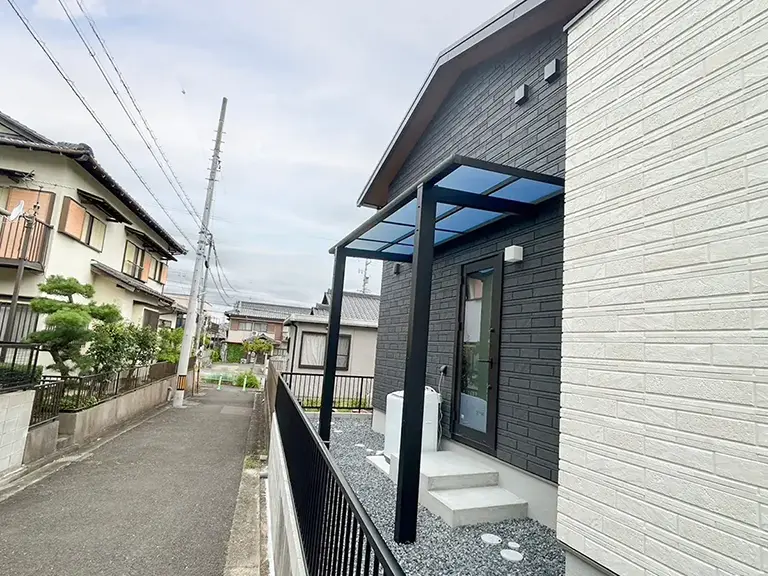 ガーテリア勝手口に設置したテラス屋根施工例