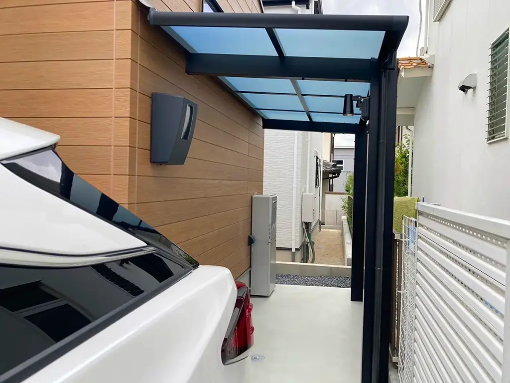 駐車場裏テラス屋根施工例