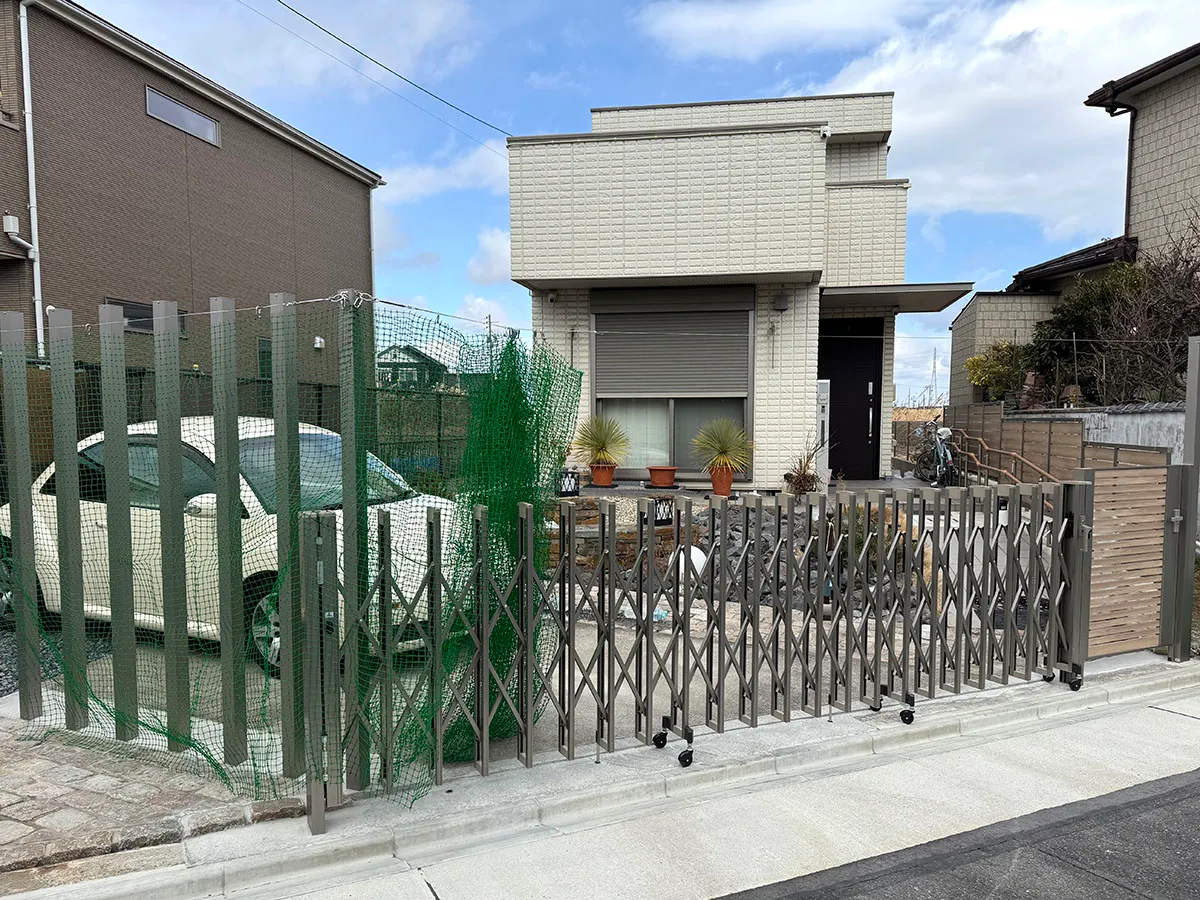 ガーテリア伸縮門扉＆デザイナーズパーツ角材フェンス施工例