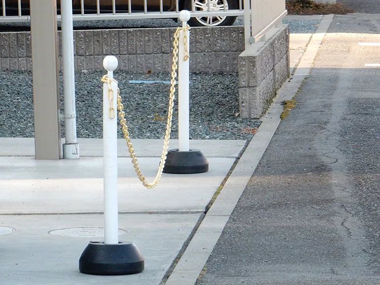 侵入防止対策駐車場ポール施工例