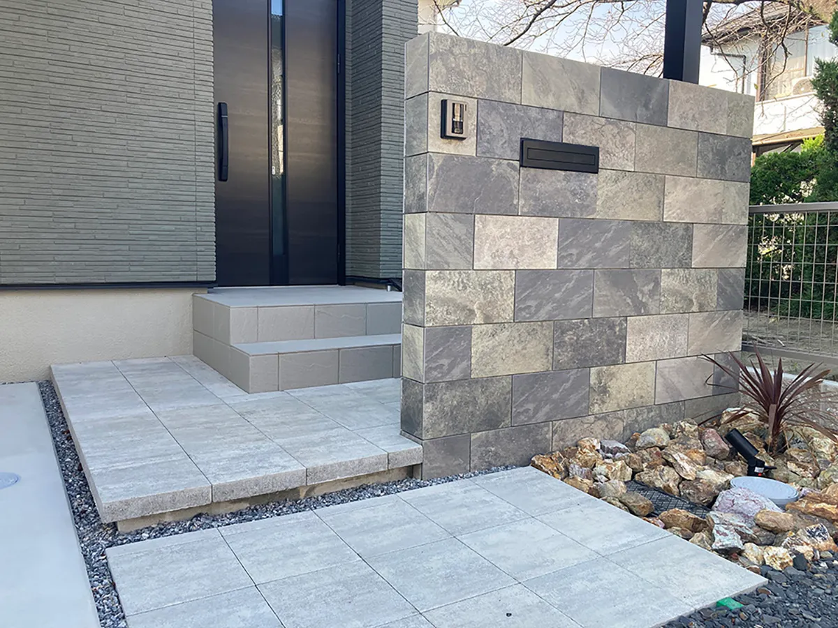 玄関アプローチ浮き階段施工例