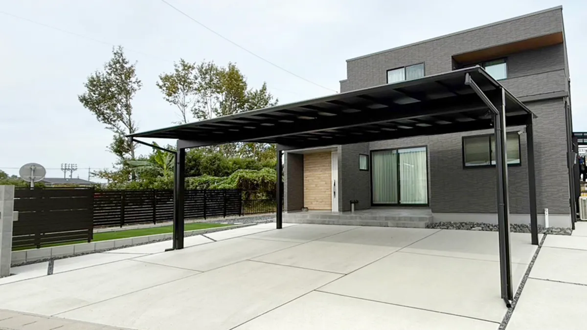 ガーテリアブラックポリカカーポート：三協アルミ／スカイリード施工例