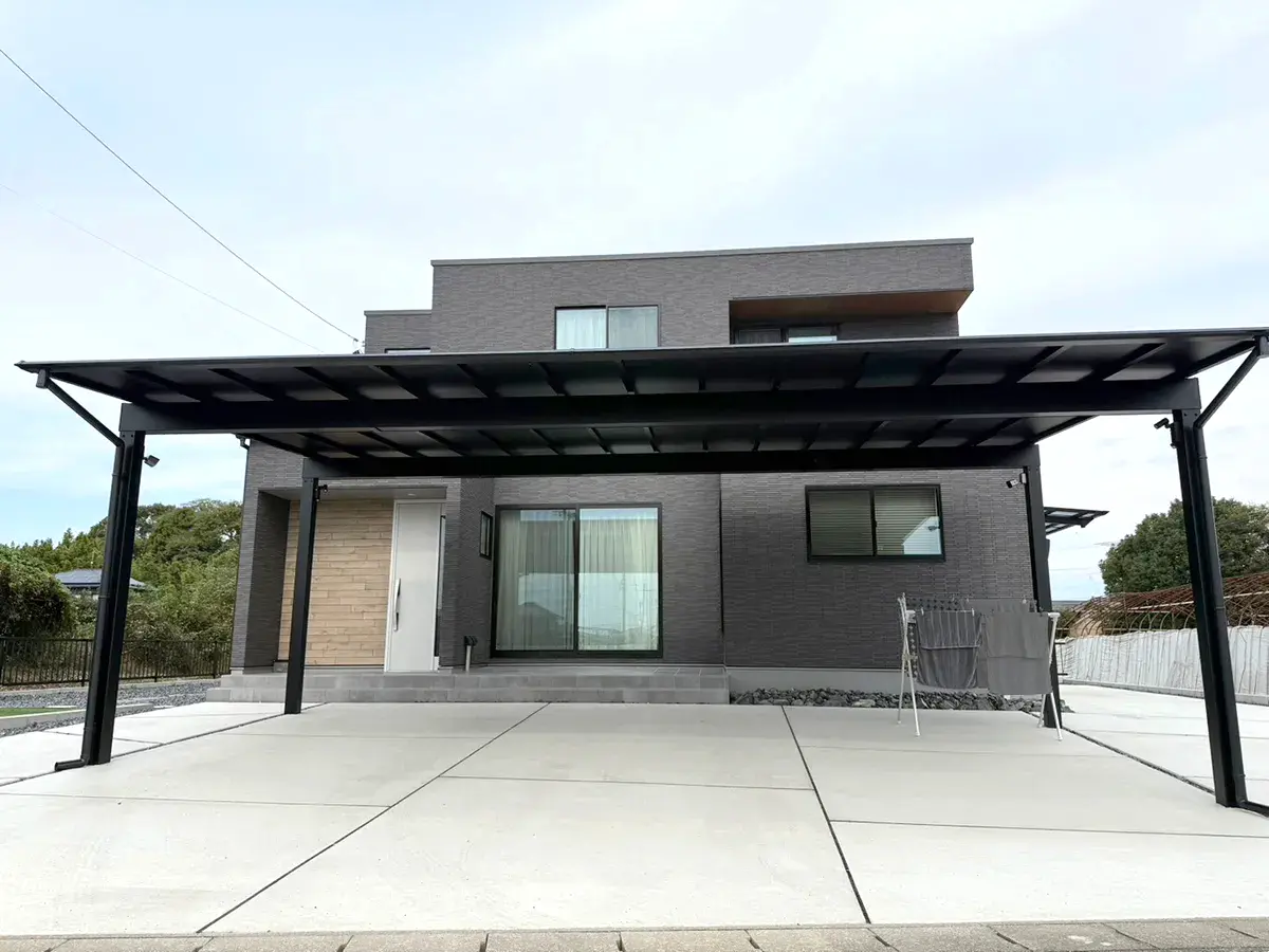 ガーテリアブラックポリカカーポート:三協アルミ/スカイリード施工例